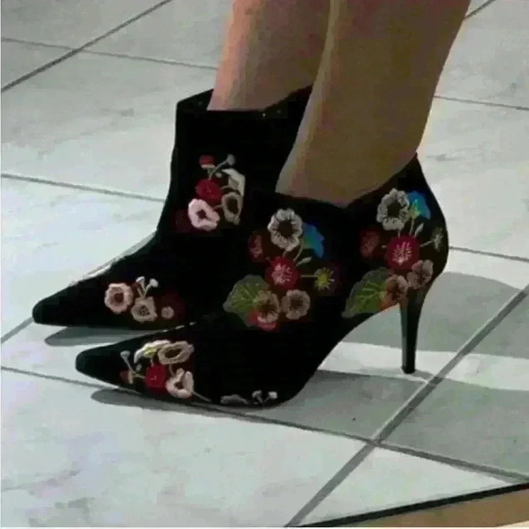 Beverly Feldman floral embroidered heeled boots - Picture 8 of 10